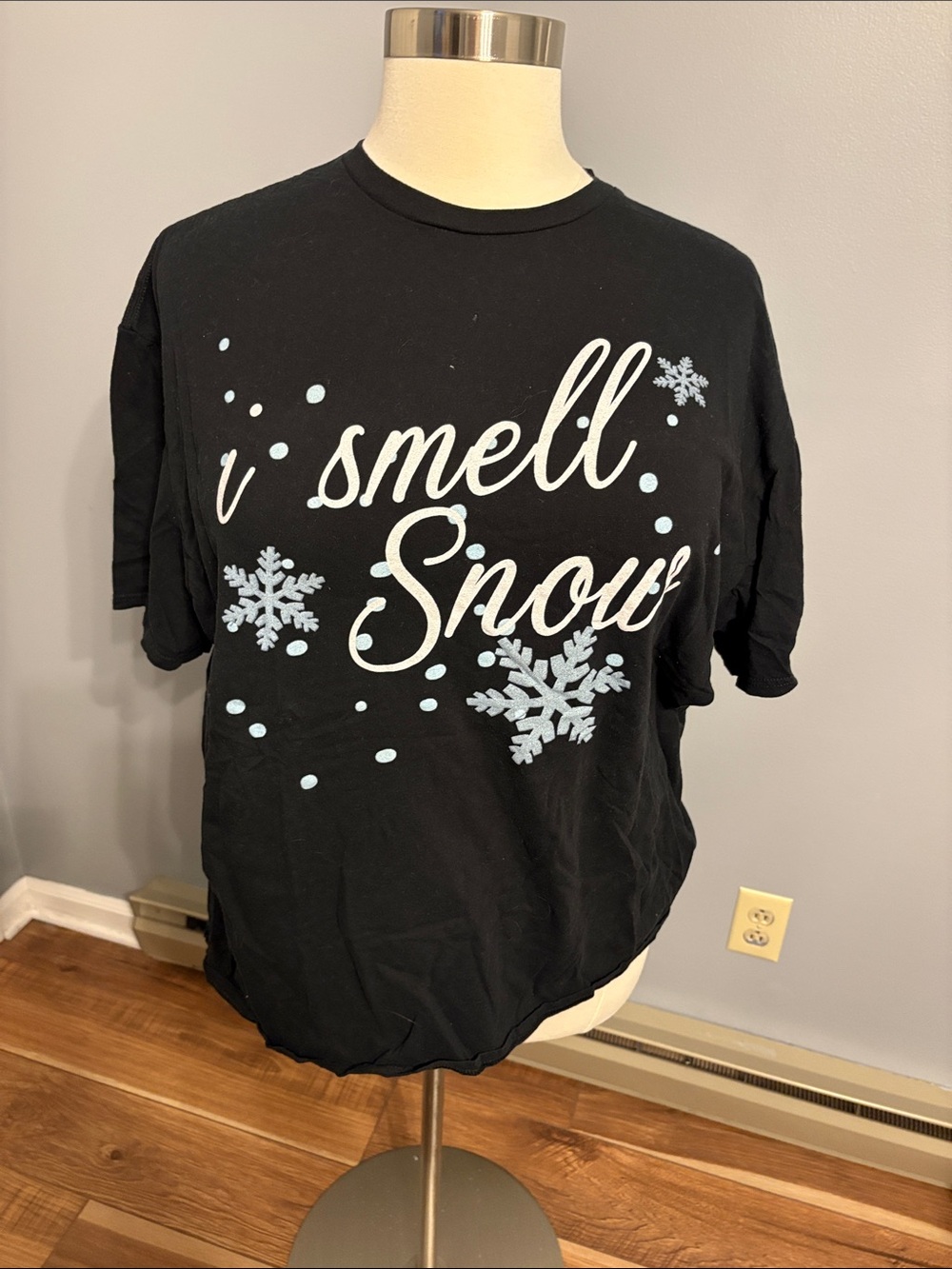 Anvil Black 'I Smell Snow' Graphic Short Sleeve Tee with Light Blue Snowflakes